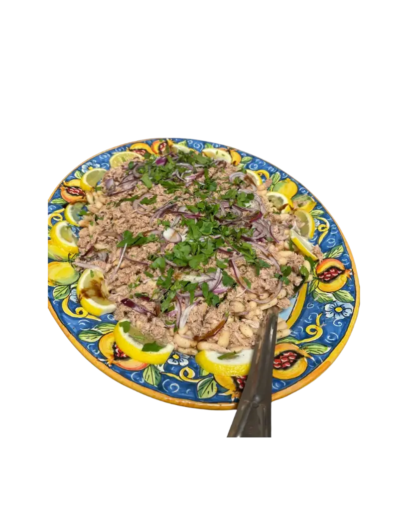 Salade de haricots blancs avec thon et oignons 